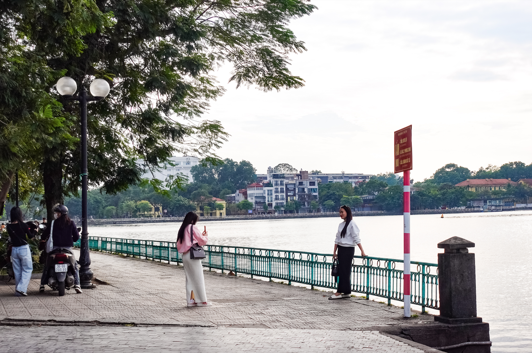 Cả Hà Nội rủ nhau ra đường trong ngày chất lượng không khí lọt top tốt nhất thế giới- Ảnh 15. Cả Hà Nội rủ nhau ra đường trong ngày chất lượng không khí lọt top tốt nhất thế giới- Ảnh 15.