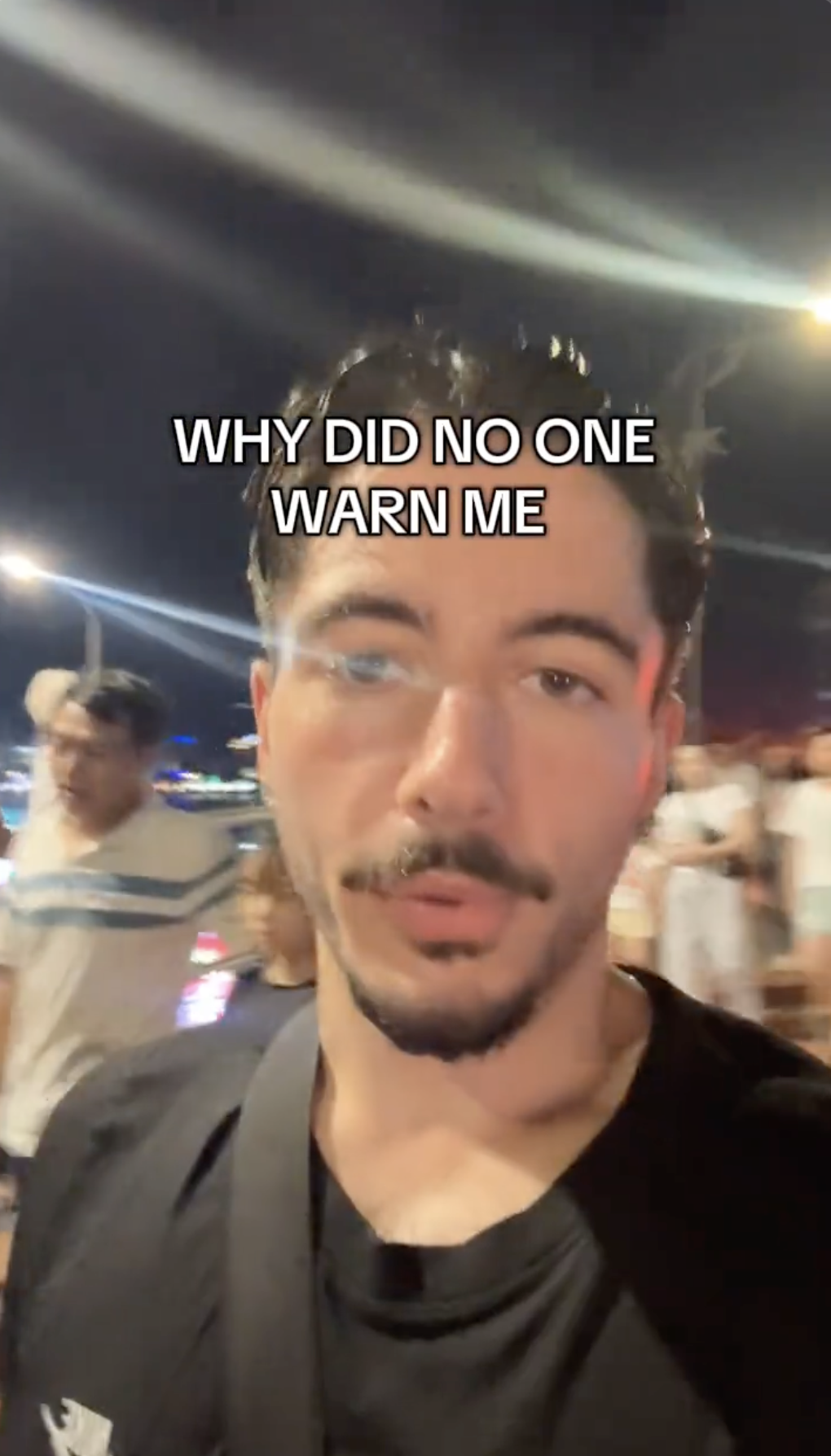 Khách Tây ướt sũng ở Đà Nẵng, khóc thét trách dân mạng Khách Tây ướt sũng ở Đà Nẵng, khóc thét trách dân mạng