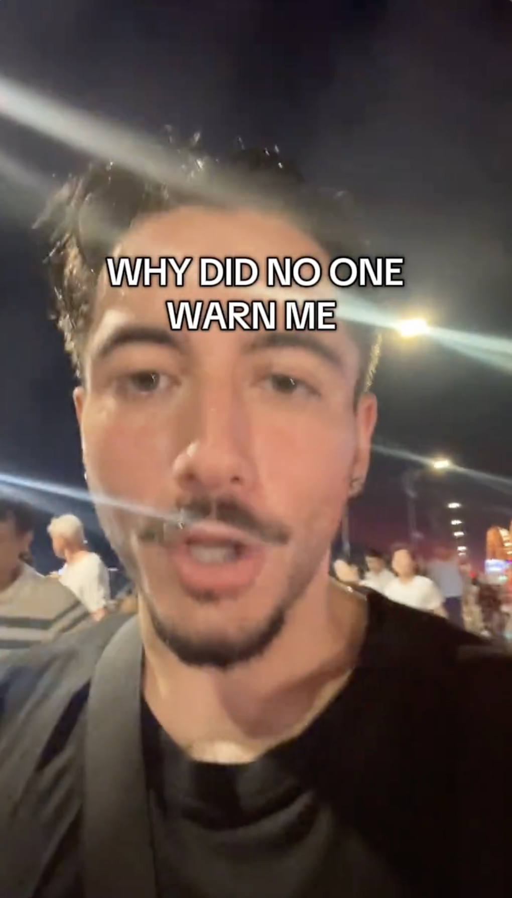 Khách Tây ướt sũng ở Đà Nẵng, khóc thét trách dân mạng Khách Tây ướt sũng ở Đà Nẵng, khóc thét trách dân mạng