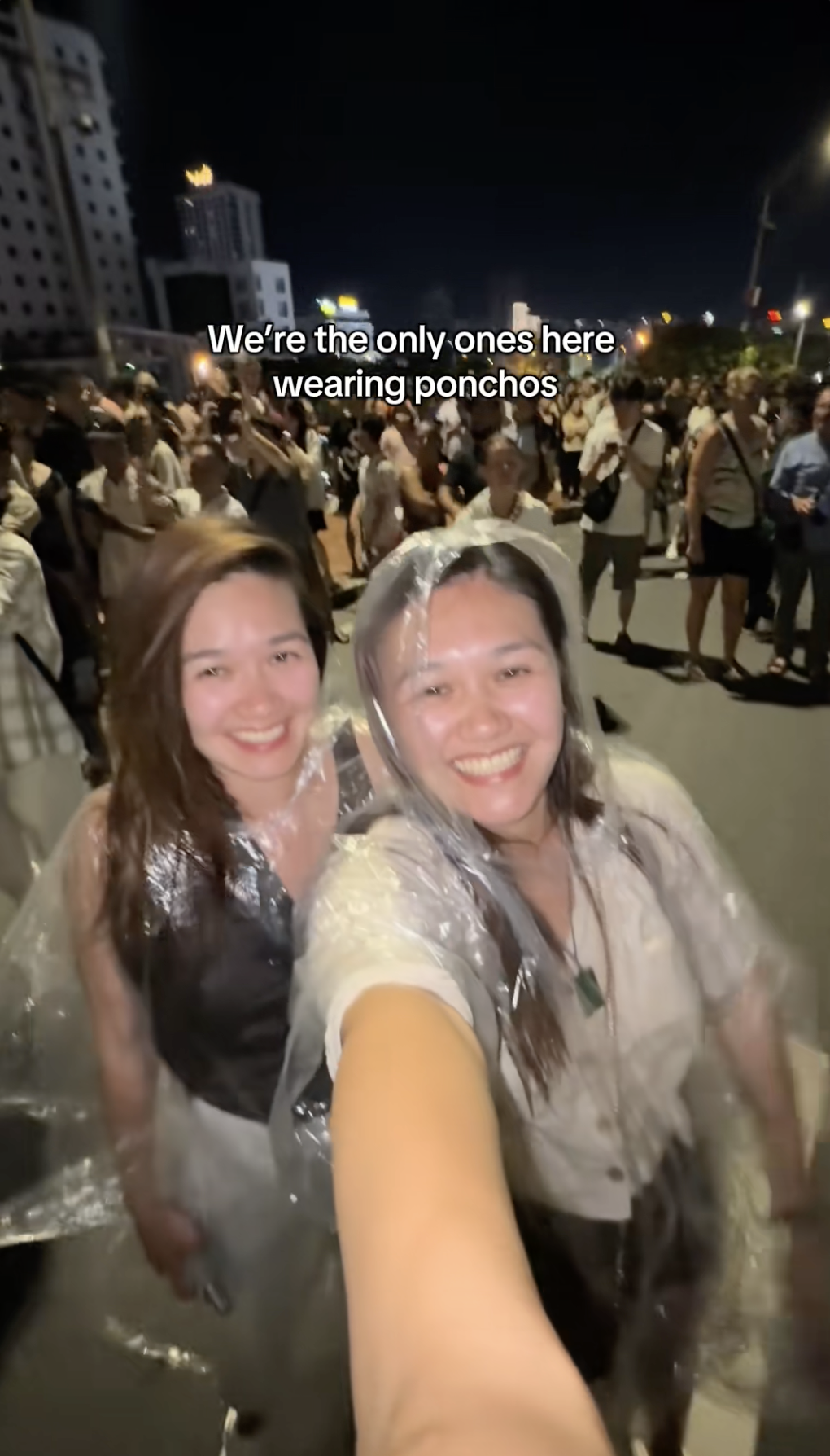 Khách Tây ướt sũng ở Đà Nẵng, khóc thét trách dân mạng Khách Tây ướt sũng ở Đà Nẵng, khóc thét trách dân mạng