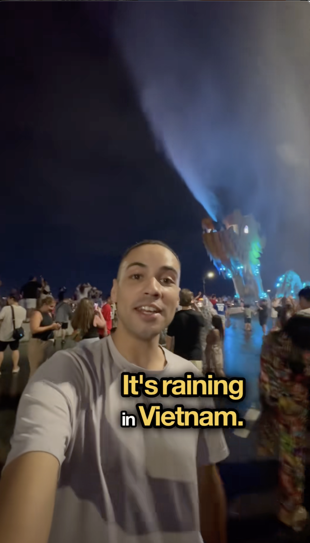 Khách Tây ướt sũng ở Đà Nẵng, khóc thét trách dân mạng Khách Tây ướt sũng ở Đà Nẵng, khóc thét trách dân mạng