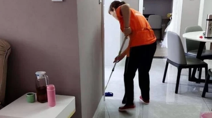 Nghỉ việc sau 15 năm làm giúp việc cho đại gia với mức lương 33 triệu đồng/tháng, tôi được chủ tặng 1 chiếc hộp sắt: Tưởng là tiền nhưng khi mở ra, tôi hoàn toàn sửng sốt- Ảnh 1. Nghỉ việc sau 15 năm làm giúp việc cho đại gia với mức lương 33 triệu đồng/tháng, tôi được chủ tặng 1 chiếc hộp sắt: Tưởng là tiền nhưng khi mở ra, tôi hoàn toàn sửng sốt- Ảnh 1.