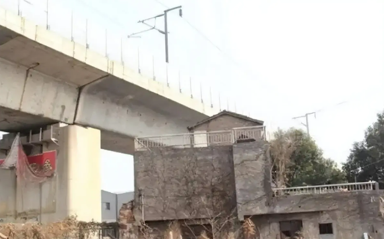 Chủ ngôi nhà 3 tầng từ chối nhận bồi thường, tuyên bố "không nhận được số tiền gấp 4 thì không di dời” và cái kết- Ảnh 2. Chủ ngôi nhà 3 tầng từ chối nhận bồi thường, tuyên bố "không nhận được số tiền gấp 4 thì không di dời” và cái kết- Ảnh 2.