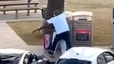 CLIP: Khoảnh khắc người dân tay không tước vũ khí của kẻ xả súng ở Úc- Ảnh 1. CLIP: Khoảnh khắc người dân tay không tước vũ khí của kẻ xả súng ở Úc- Ảnh 1.