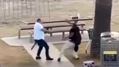 CLIP: Khoảnh khắc người dân tay không tước vũ khí của kẻ xả súng ở Úc- Ảnh 2. CLIP: Khoảnh khắc người dân tay không tước vũ khí của kẻ xả súng ở Úc- Ảnh 2.