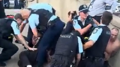 CLIP: Khoảnh khắc người dân tay không tước vũ khí của kẻ xả súng ở Úc- Ảnh 3. CLIP: Khoảnh khắc người dân tay không tước vũ khí của kẻ xả súng ở Úc- Ảnh 3.