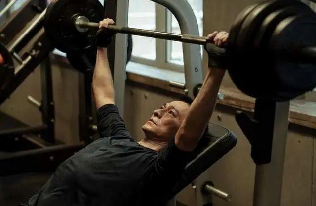 Nam nghệ sĩ 64 tuổi lực lưỡng như U40 nhờ 1 nguyên tắc ăn uống người thường khó theo- Ảnh 4. Nam nghệ sĩ 64 tuổi lực lưỡng như U40 nhờ 1 nguyên tắc ăn uống người thường khó theo- Ảnh 4.