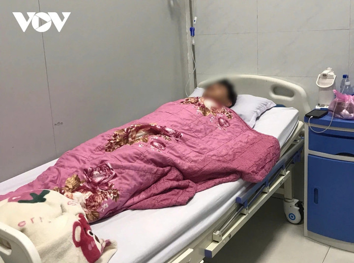 Số người ngộ độc do ăn bánh mì ở Quảng Ngãi tiếp tục tăng mạnh- Ảnh 2.