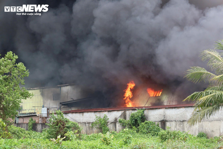 Hiện trường vụ cháy công ty da giày Hải Phòng, hàng chục người vẫn đang cứu hỏa- Ảnh 5.
