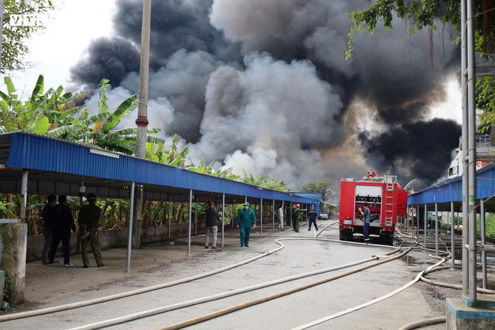 Hiện trường vụ cháy công ty da giày Hải Phòng, hàng chục người vẫn đang cứu hỏa- Ảnh 3.