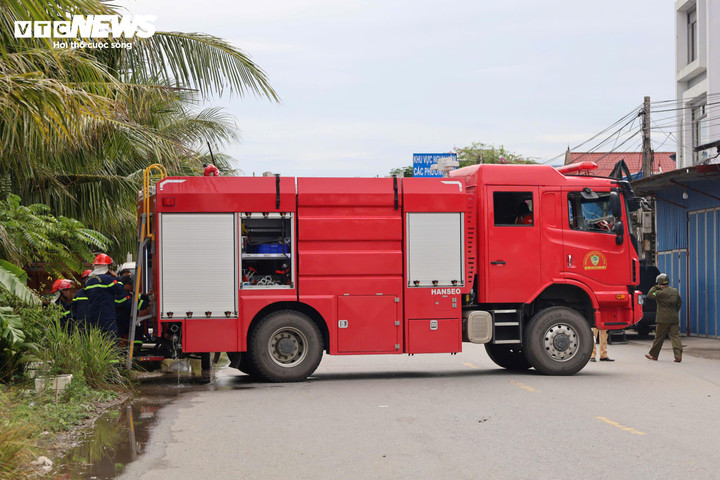 Hiện trường vụ cháy công ty da giày Hải Phòng, hàng chục người vẫn đang cứu hỏa- Ảnh 8.