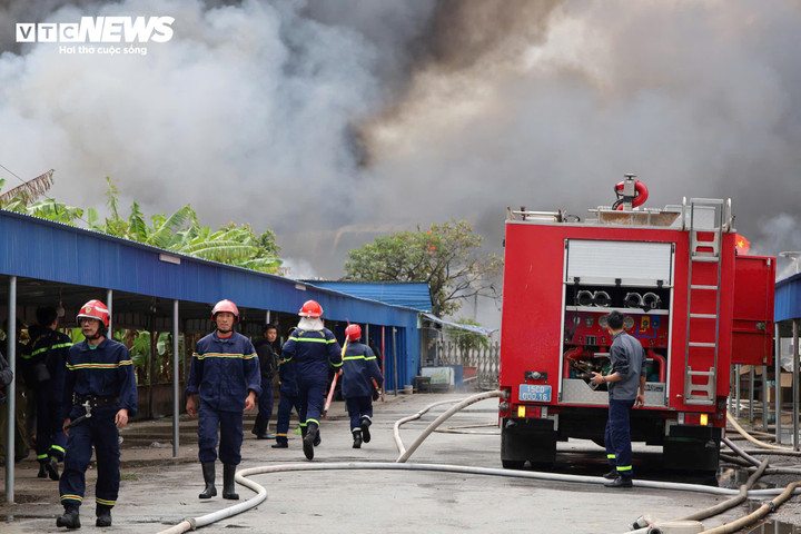 Hiện trường vụ cháy công ty da giày Hải Phòng, hàng chục người vẫn đang cứu hỏa- Ảnh 4.