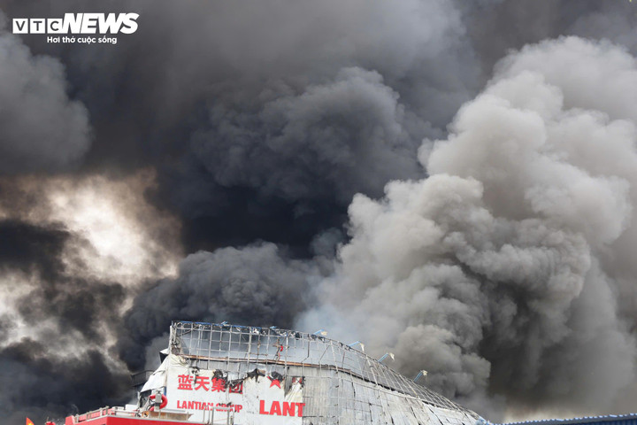 Hiện trường vụ cháy công ty da giày Hải Phòng, hàng chục người vẫn đang cứu hỏa- Ảnh 2.