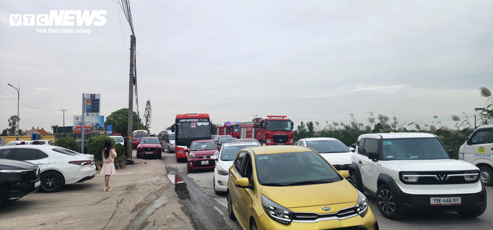 Hiện trường vụ cháy công ty da giày Hải Phòng, hàng chục người vẫn đang cứu hỏa- Ảnh 13.