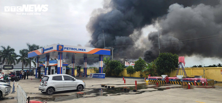 Hiện trường vụ cháy công ty da giày Hải Phòng, hàng chục người vẫn đang cứu hỏa- Ảnh 12.