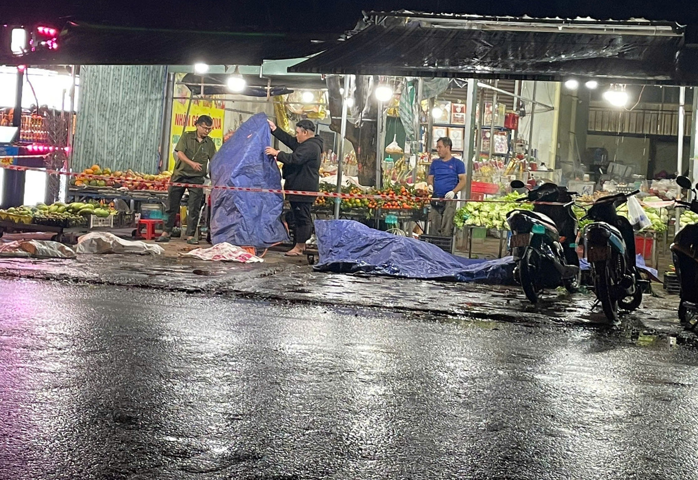 Người đ&agrave;n &ocirc;ng đang đứng ở sạp b&aacute;n tr&aacute;i c&acirc;y th&igrave; bị đ&acirc;m tử vong- Ảnh 1.