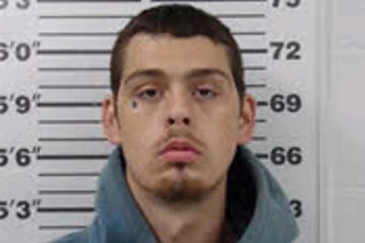 Người phụ nữ t&aacute; hỏa ph&aacute;t hiện t&ugrave; nh&acirc;n vượt ngục trong xe của m&igrave;nh- Ảnh 1.