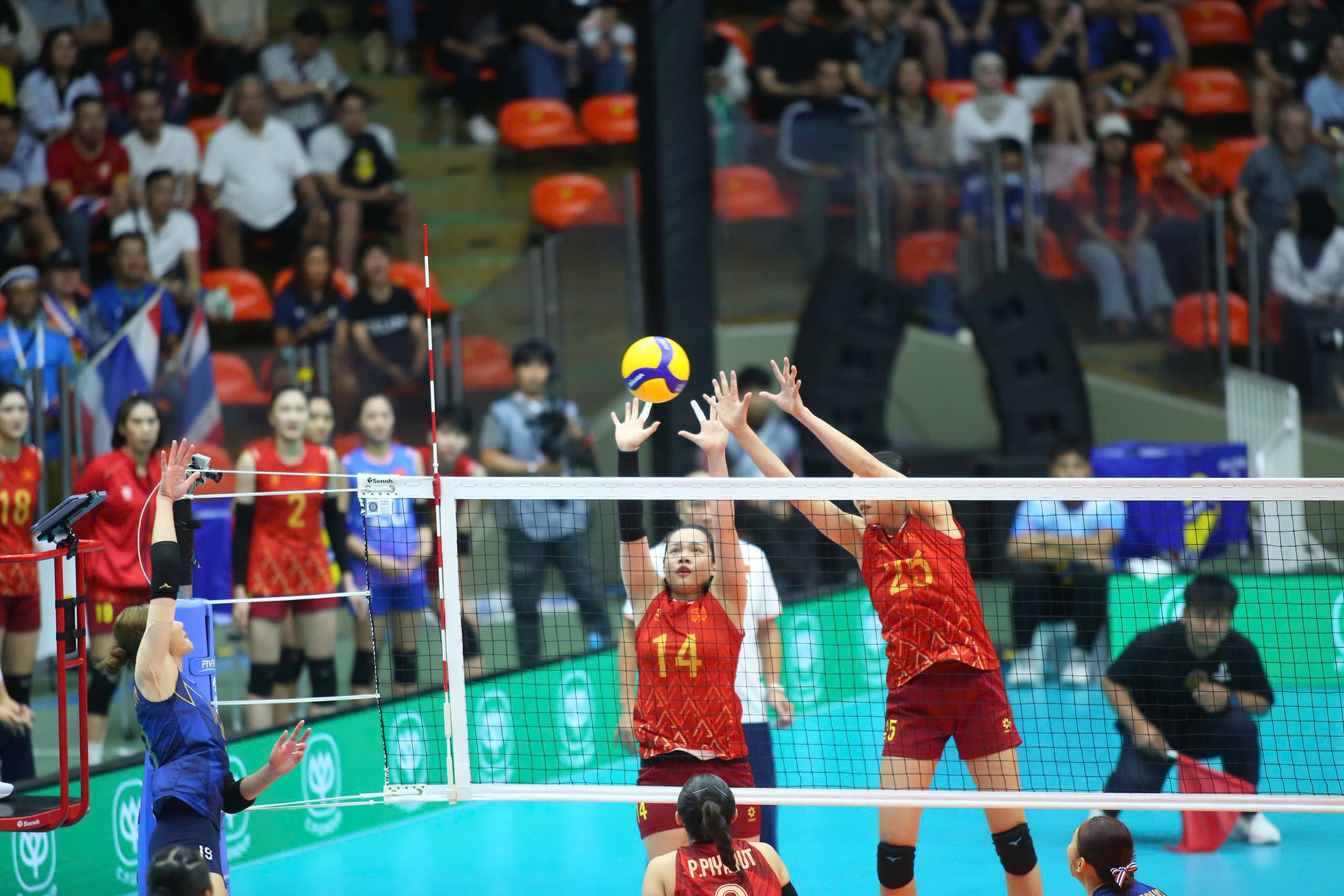 Nghiệt ngã: Bóng chuyền nữ Việt Nam mất HCV vào tay Thái Lan sau màn rượt đuổi tỉ số nghẹt thở ở chung kết SEA Games- Ảnh 3. Nghiệt ngã: Bóng chuyền nữ Việt Nam mất HCV vào tay Thái Lan sau màn rượt đuổi tỉ số nghẹt thở ở chung kết SEA Games- Ảnh 3.