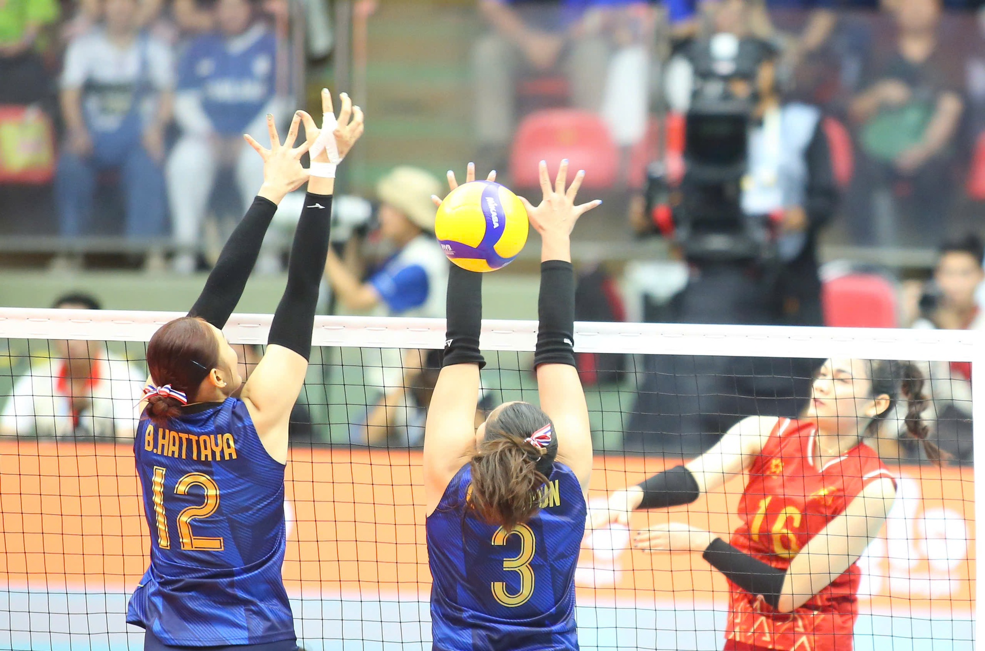Nghiệt ngã: Bóng chuyền nữ Việt Nam mất HCV vào tay Thái Lan sau màn rượt đuổi tỉ số nghẹt thở ở chung kết SEA Games- Ảnh 4. Nghiệt ngã: Bóng chuyền nữ Việt Nam mất HCV vào tay Thái Lan sau màn rượt đuổi tỉ số nghẹt thở ở chung kết SEA Games- Ảnh 4.