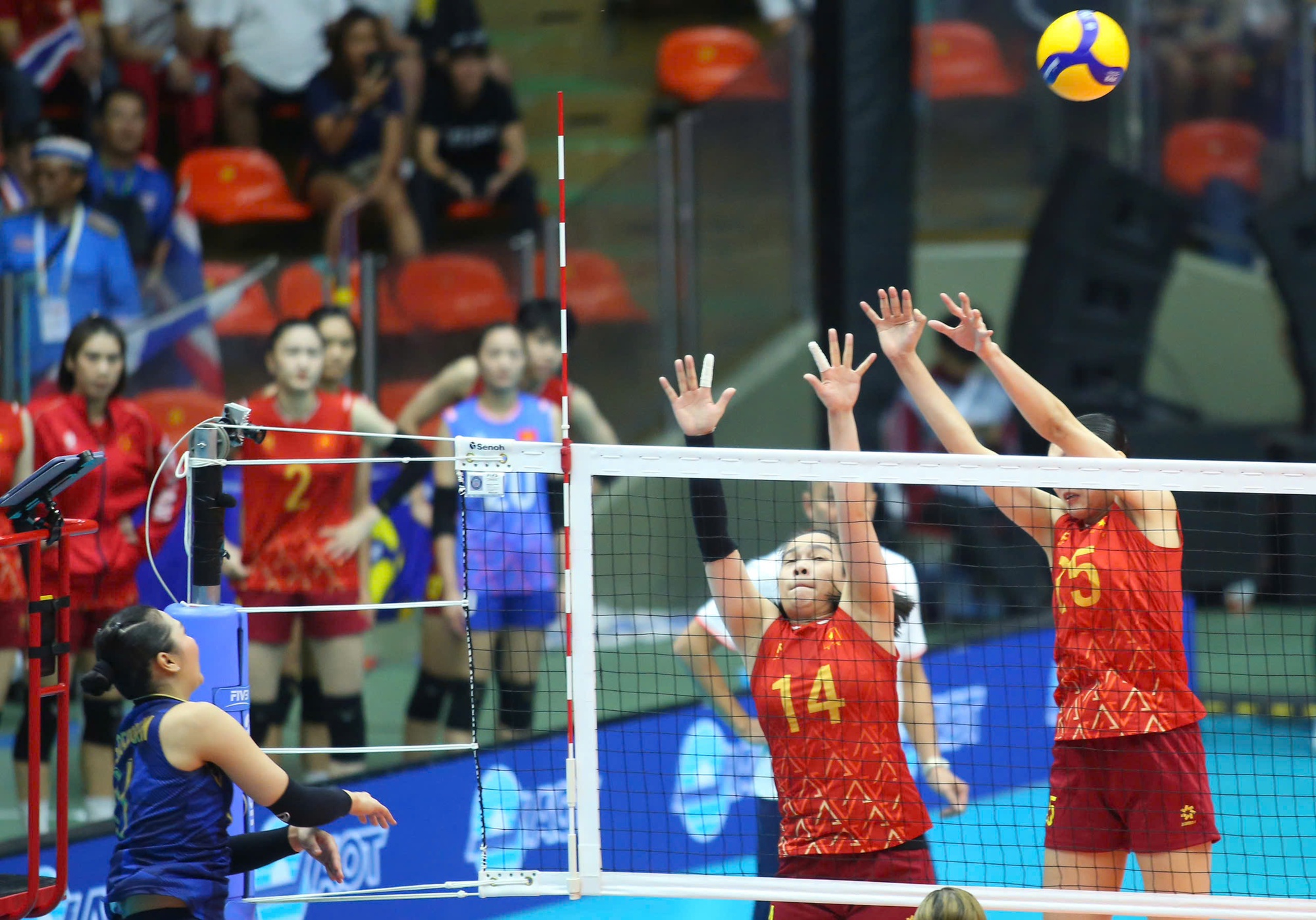 Nghiệt ngã: Bóng chuyền nữ Việt Nam mất HCV vào tay Thái Lan sau màn rượt đuổi tỉ số nghẹt thở ở chung kết SEA Games- Ảnh 2. Nghiệt ngã: Bóng chuyền nữ Việt Nam mất HCV vào tay Thái Lan sau màn rượt đuổi tỉ số nghẹt thở ở chung kết SEA Games- Ảnh 2.