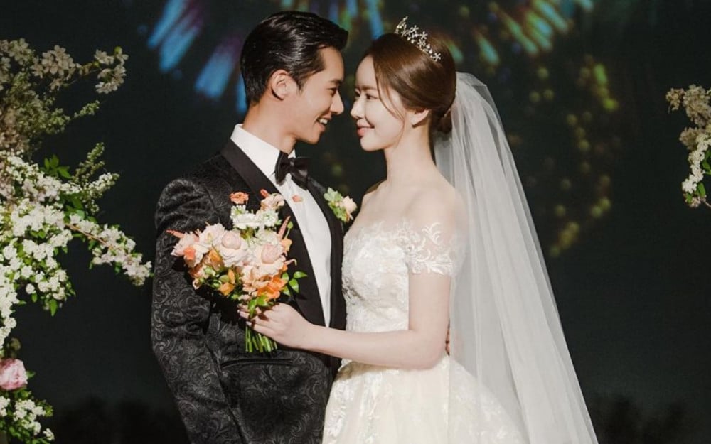 Nam ca sĩ hạng A công khai hẹn hò giữa concert: Đàng gái ngồi trên khán đài cổ vũ, fan thấy liền bỏ về hết- Ảnh 4. Nam ca sĩ hạng A công khai hẹn hò giữa concert: Đàng gái ngồi trên khán đài cổ vũ, fan thấy liền bỏ về hết- Ảnh 4.