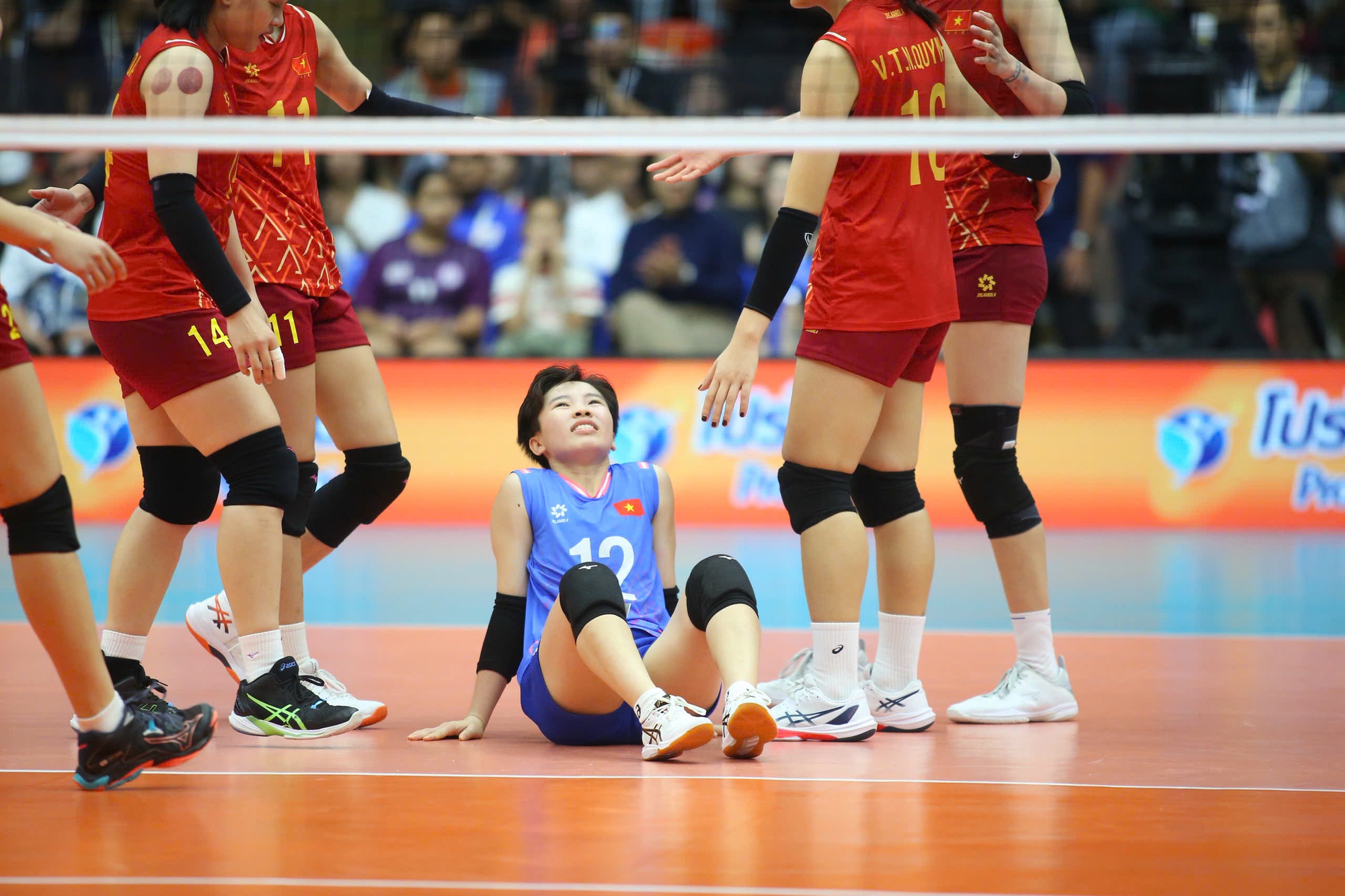 Trần Thị Thanh Th&uacute;y bật kh&oacute;c, b&oacute;ng chuyền nữ Việt Nam thẫn thờ khi thua đau Th&aacute;i Lan, lỡ HCV SEA Games lịch sử- Ảnh 8.