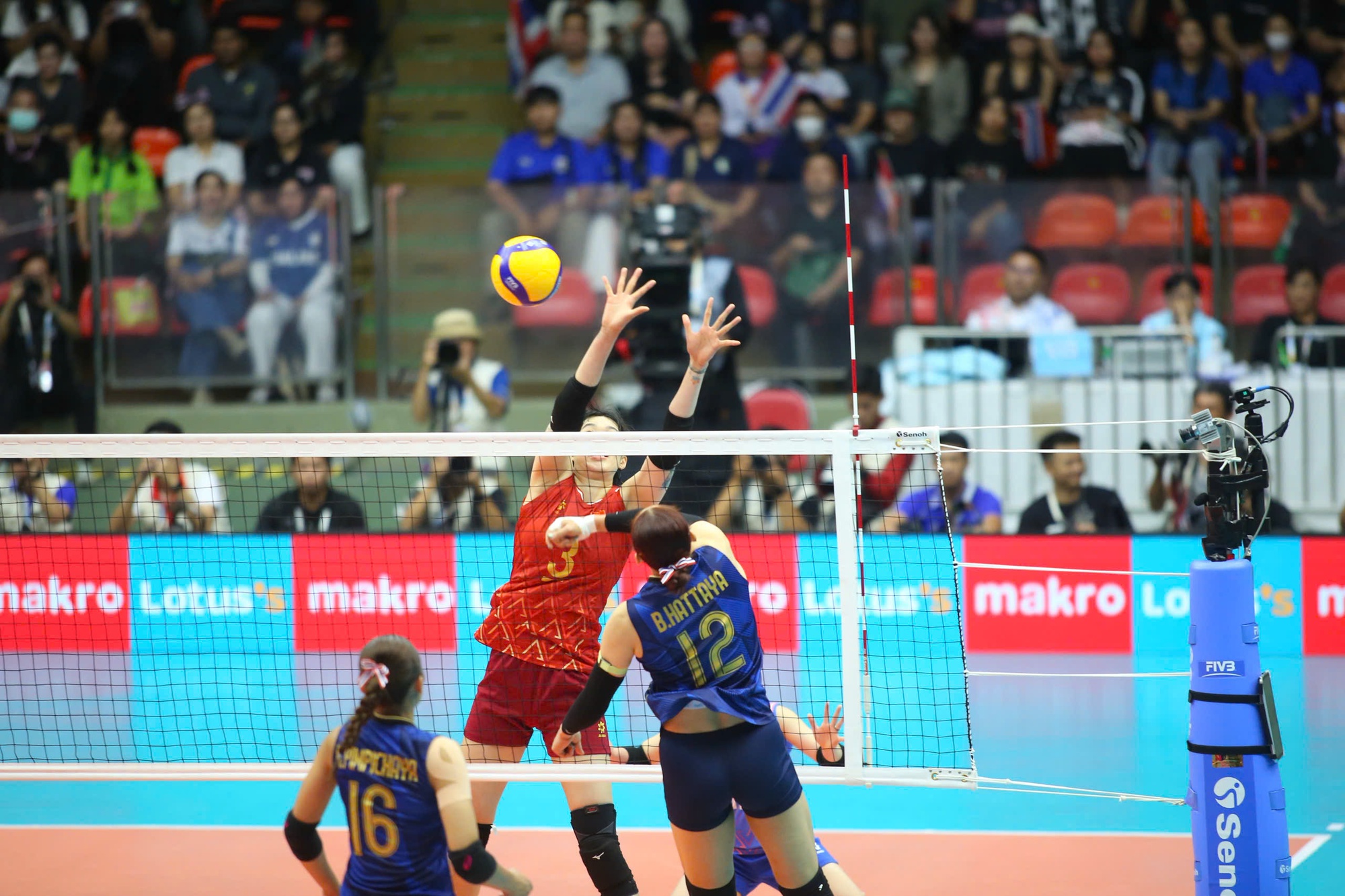 Trần Thị Thanh Th&uacute;y bật kh&oacute;c, b&oacute;ng chuyền nữ Việt Nam thẫn thờ khi thua đau Th&aacute;i Lan, lỡ HCV SEA Games lịch sử- Ảnh 10.