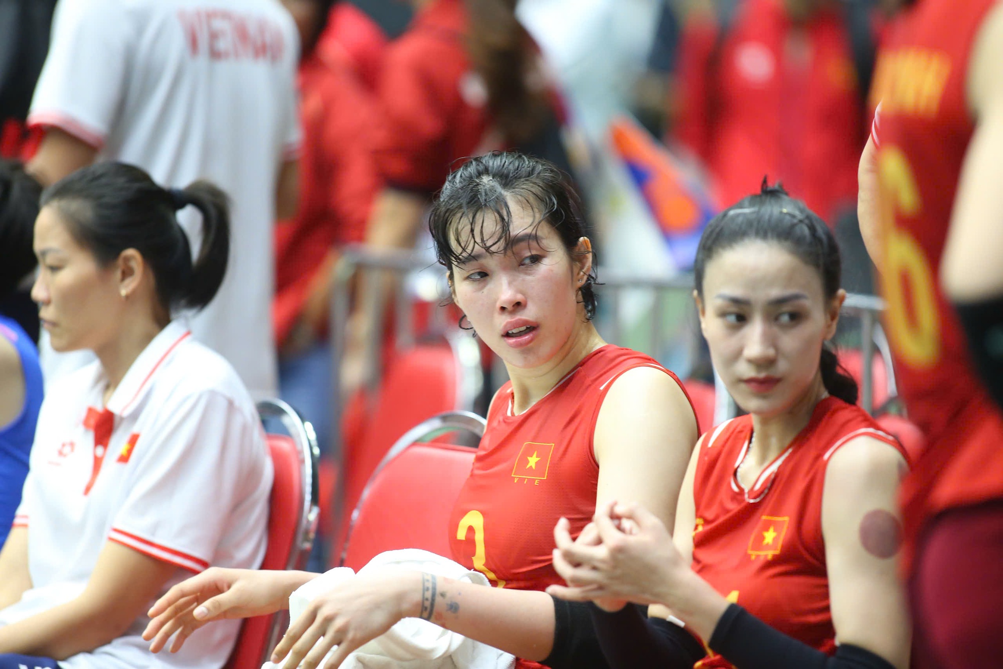 Trần Thị Thanh Th&uacute;y bật kh&oacute;c, b&oacute;ng chuyền nữ Việt Nam thẫn thờ khi thua đau Th&aacute;i Lan, lỡ HCV SEA Games lịch sử- Ảnh 5.