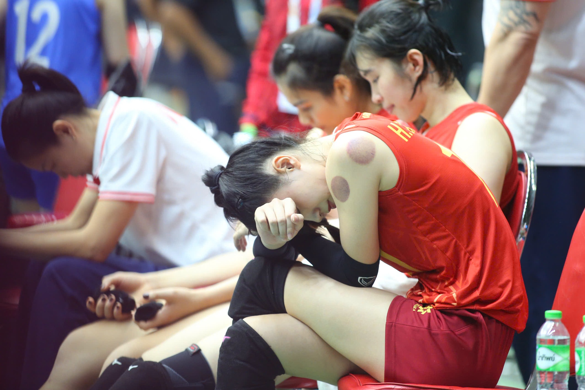 Trần Thị Thanh Th&uacute;y bật kh&oacute;c, b&oacute;ng chuyền nữ Việt Nam thẫn thờ khi thua đau Th&aacute;i Lan, lỡ HCV SEA Games lịch sử- Ảnh 6.