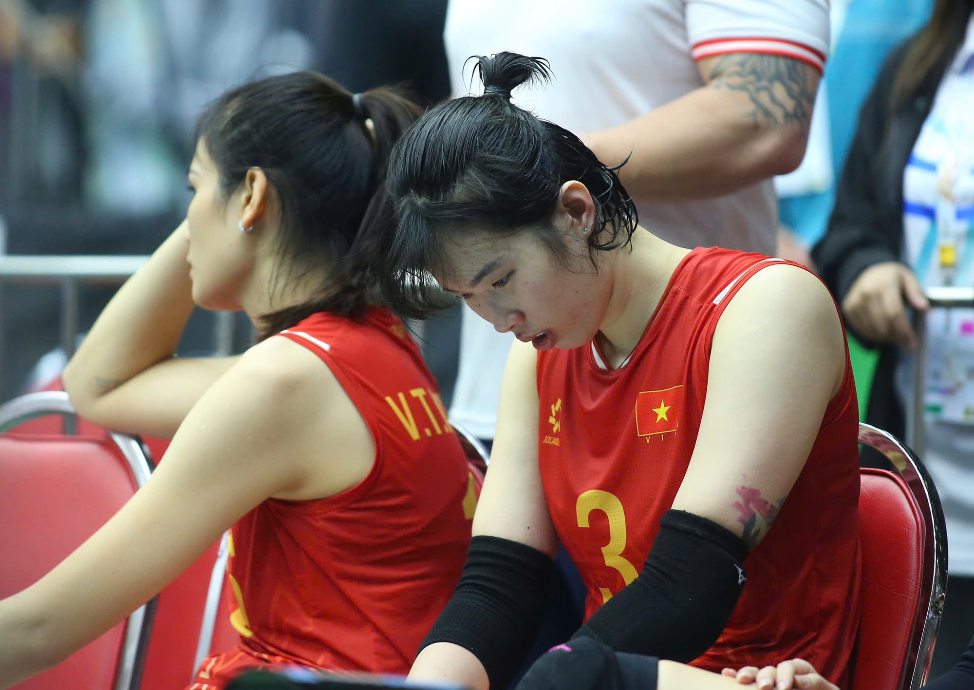 Trần Thị Thanh Th&uacute;y bật kh&oacute;c, b&oacute;ng chuyền nữ Việt Nam thẫn thờ khi thua đau Th&aacute;i Lan, lỡ HCV SEA Games lịch sử- Ảnh 2.