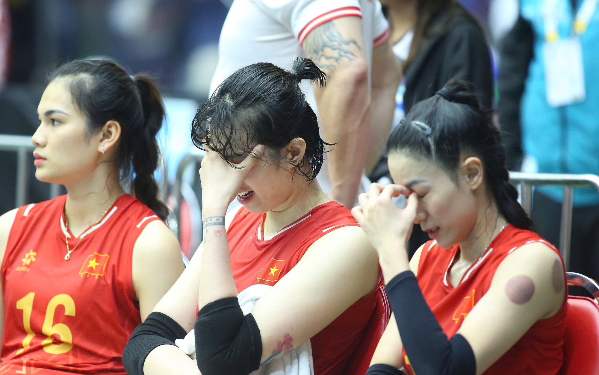 Trần Thị Thanh Th&uacute;y bật kh&oacute;c, b&oacute;ng chuyền nữ Việt Nam thẫn thờ khi thua đau Th&aacute;i Lan, lỡ HCV SEA Games lịch sử- Ảnh 1.