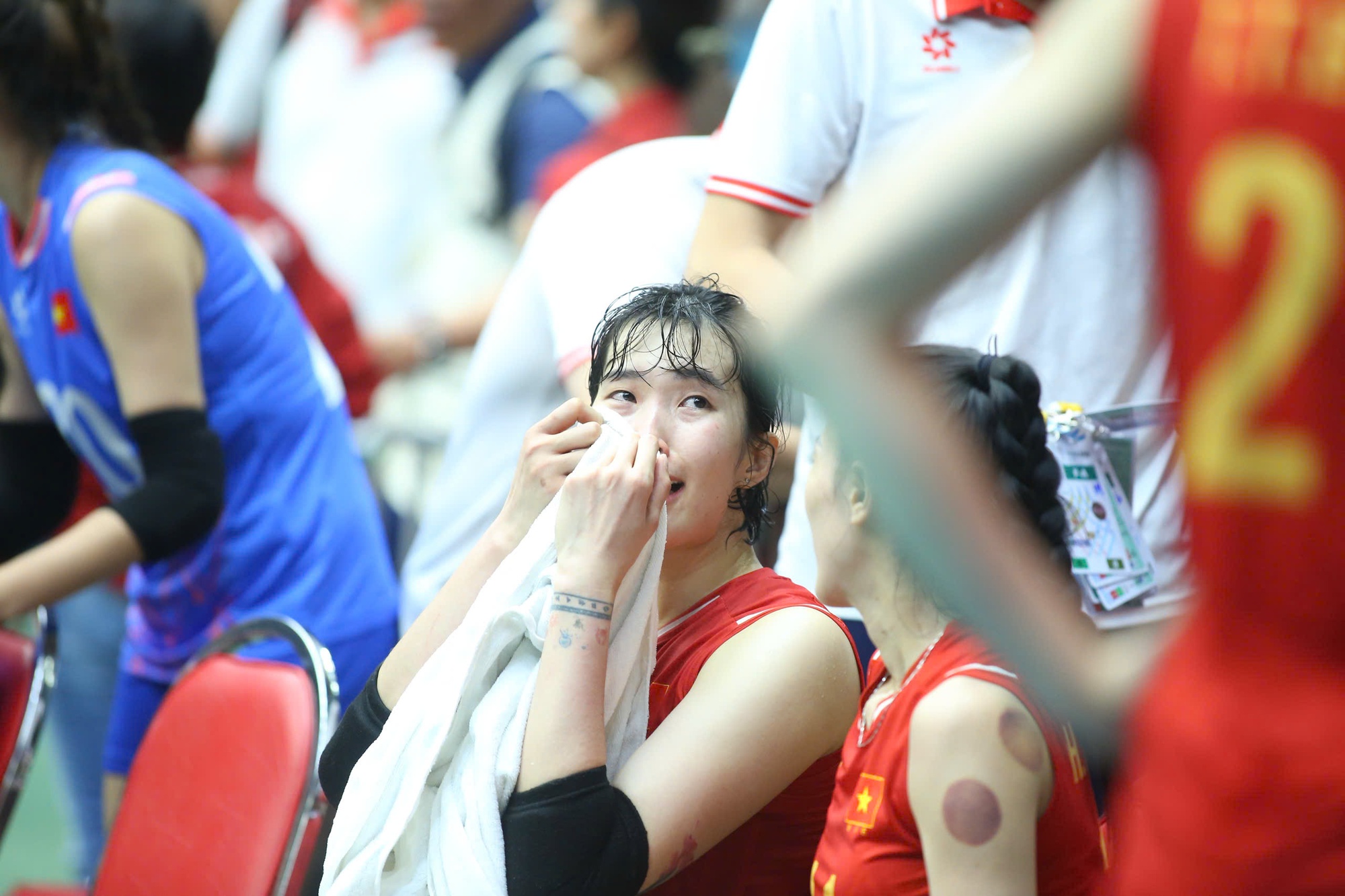 Trần Thị Thanh Th&uacute;y bật kh&oacute;c, b&oacute;ng chuyền nữ Việt Nam thẫn thờ khi thua đau Th&aacute;i Lan, lỡ HCV SEA Games lịch sử- Ảnh 3.