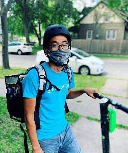 Ng&agrave;y l&agrave;m văn ph&ograve;ng, tối l&agrave;m shipper kiếm tiền triệu- Ảnh 1.