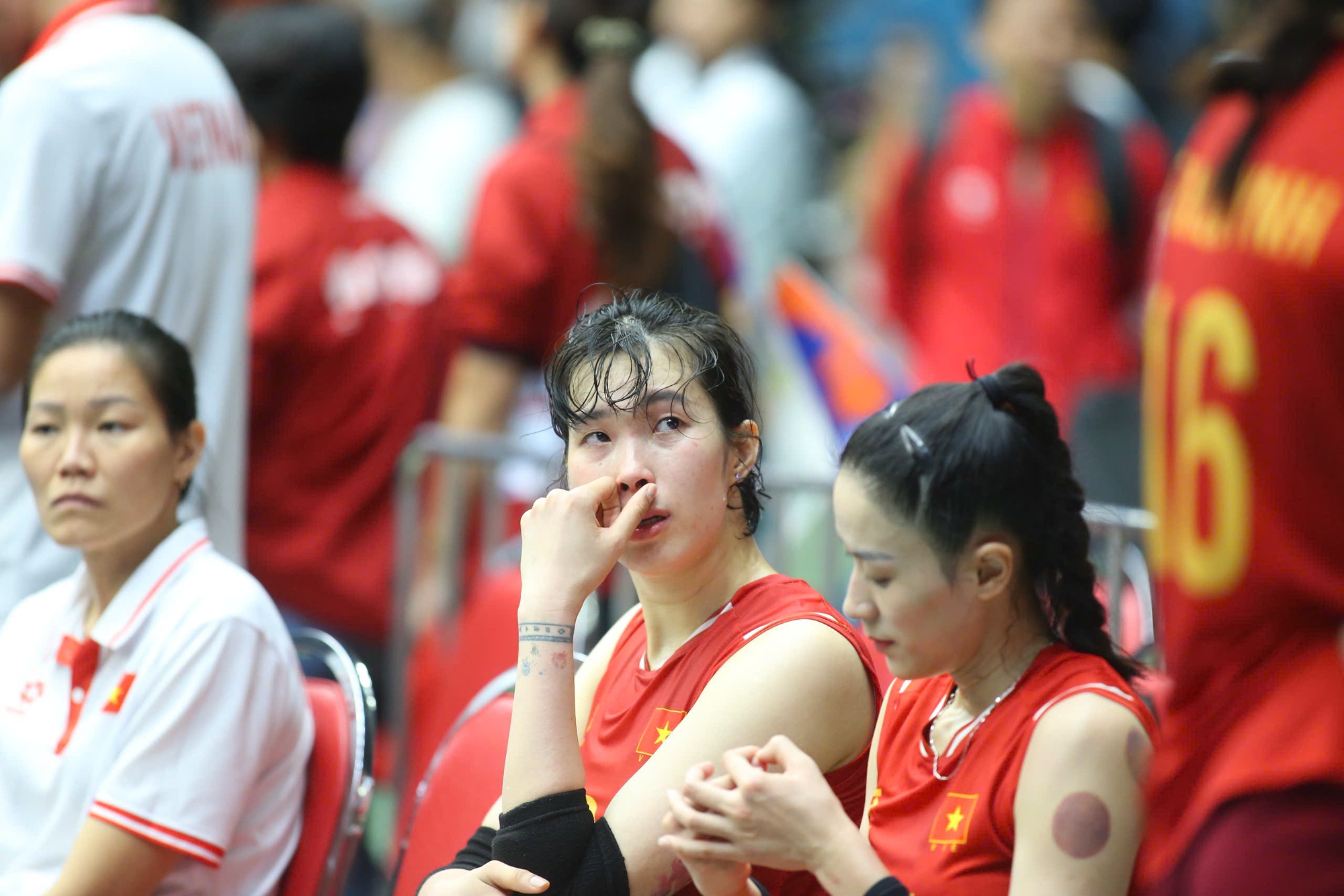 Trần Thị Thanh Th&uacute;y bật kh&oacute;c, b&oacute;ng chuyền nữ Việt Nam thẫn thờ khi thua đau Th&aacute;i Lan, lỡ HCV SEA Games lịch sử- Ảnh 4.