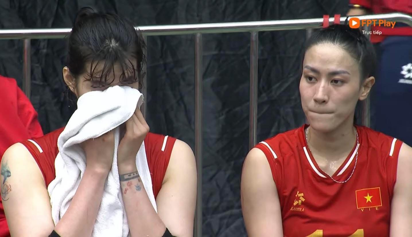 Nghiệt ngã: Bóng chuyền nữ Việt Nam mất HCV vào tay Thái Lan sau màn rượt đuổi tỉ số nghẹt thở ở chung kết SEA Games- Ảnh 7. Nghiệt ngã: Bóng chuyền nữ Việt Nam mất HCV vào tay Thái Lan sau màn rượt đuổi tỉ số nghẹt thở ở chung kết SEA Games- Ảnh 7.