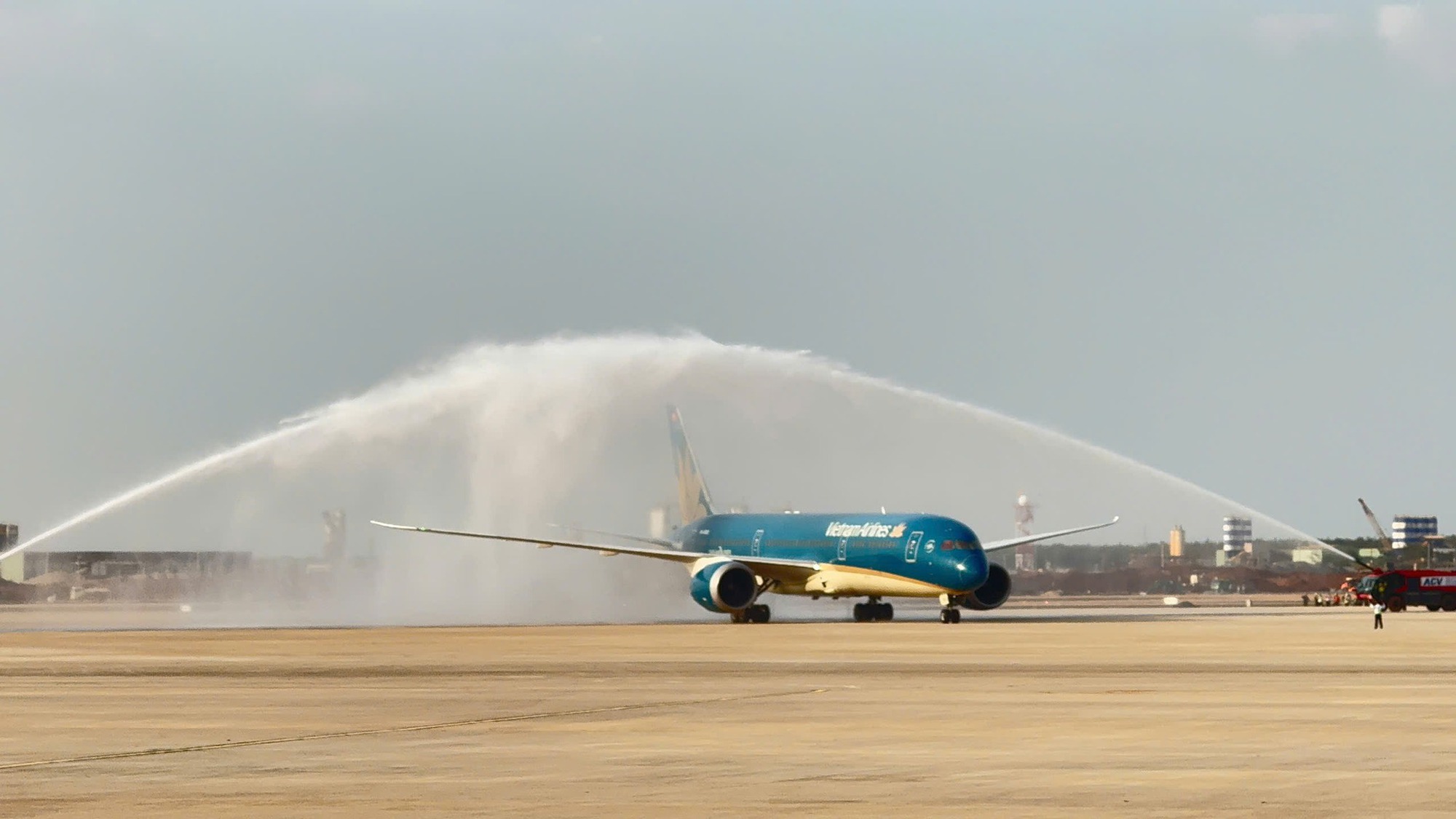 Thời khắc lịch sử: Siêu máy bay hạ cánh thành công, chính thức 'xông đất' sân bay 16 tỷ USD của Việt Nam- Ảnh 1. Thời khắc lịch sử: Siêu máy bay hạ cánh thành công, chính thức 'xông đất' sân bay 16 tỷ USD của Việt Nam- Ảnh 1.