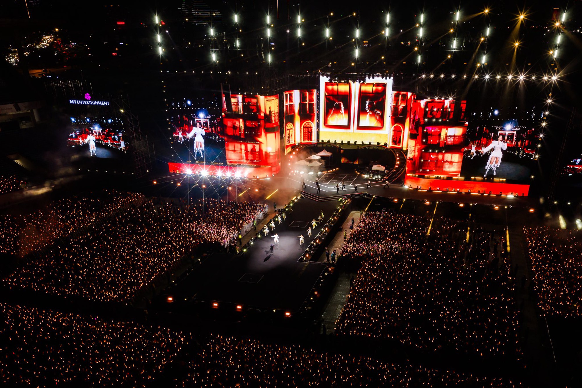 See The Light Concert: 4 tiếng thăng hoa của Mỹ Tâm tại Mỹ Đình, mãn nhãn nhưng chưa đủ thỏa mãn- Ảnh 11. See The Light Concert: 4 tiếng thăng hoa của Mỹ Tâm tại Mỹ Đình, mãn nhãn nhưng chưa đủ thỏa mãn- Ảnh 11.