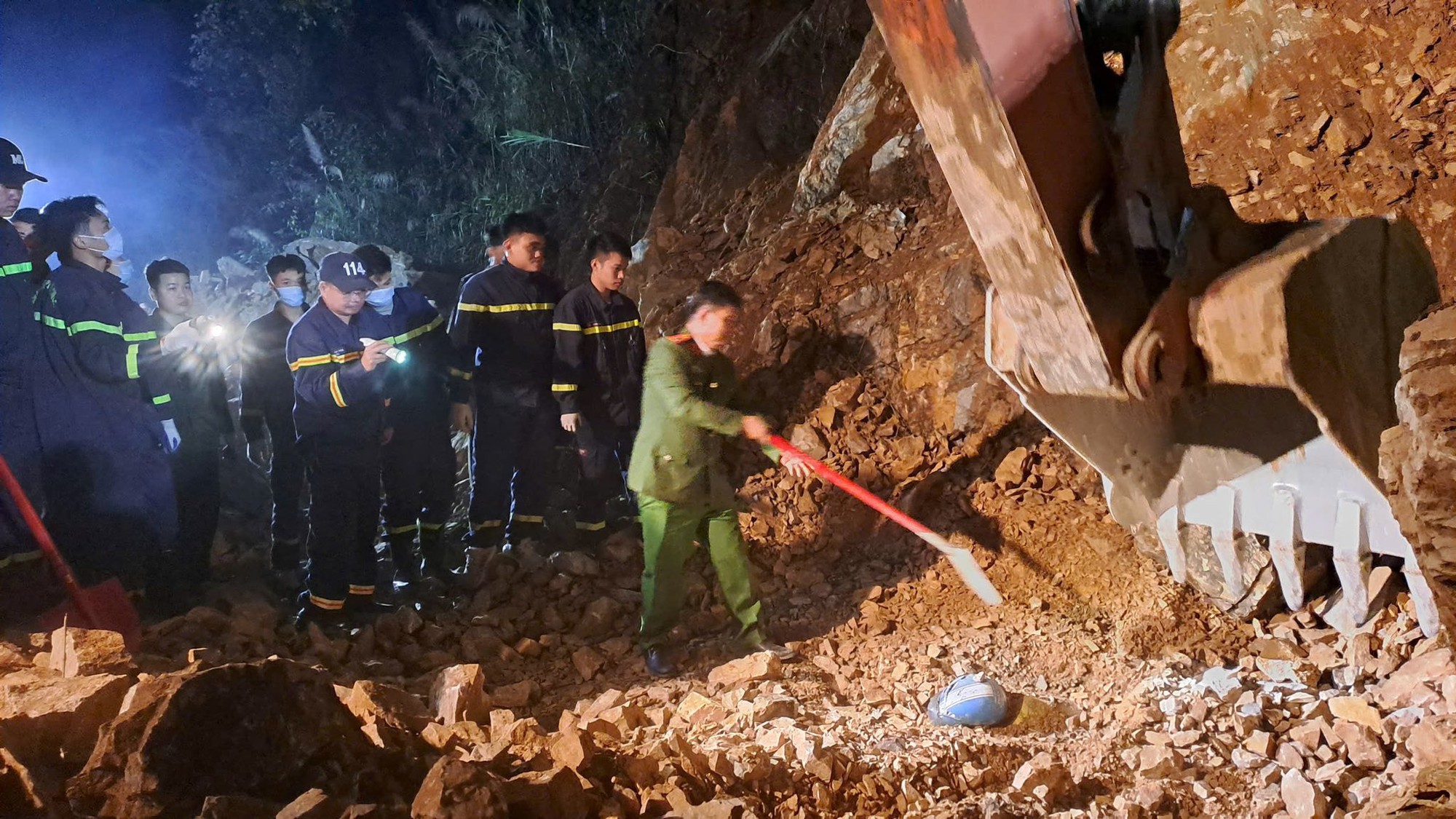 Tìm thấy thi thể nạn nhân thứ 3 trong vụ sạt lở đất đá trên Quốc lộ 6- Ảnh 1. Tìm thấy thi thể nạn nhân thứ 3 trong vụ sạt lở đất đá trên Quốc lộ 6- Ảnh 1.