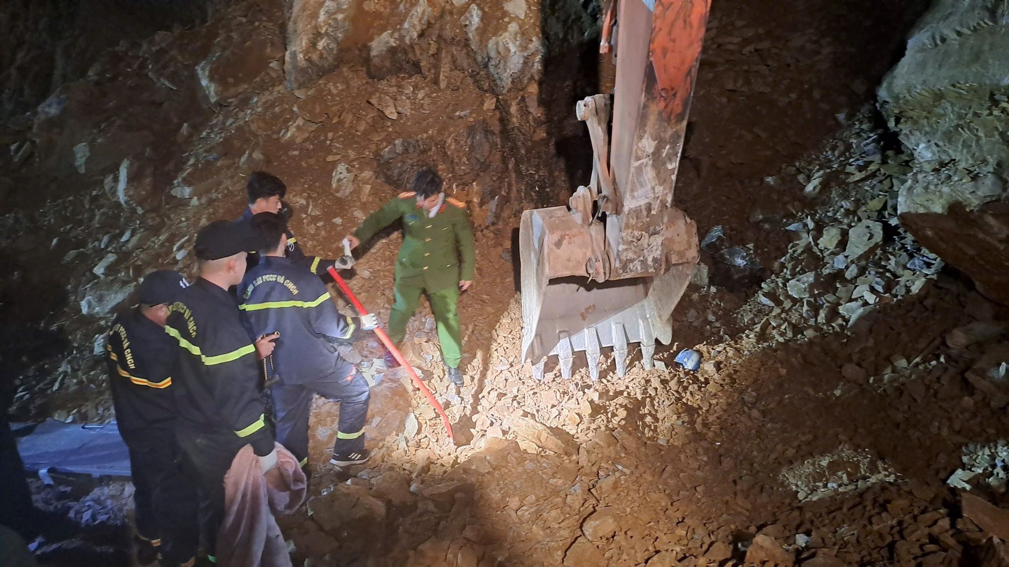 Tìm thấy thi thể nạn nhân thứ 3 trong vụ sạt lở đất đá trên Quốc lộ 6- Ảnh 2. Tìm thấy thi thể nạn nhân thứ 3 trong vụ sạt lở đất đá trên Quốc lộ 6- Ảnh 2.