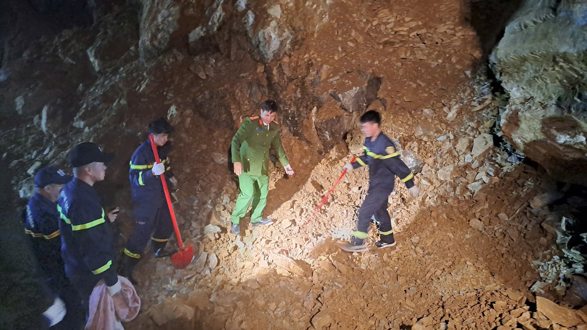 Tìm thấy thi thể nạn nhân thứ 3 trong vụ sạt lở đất đá trên Quốc lộ 6- Ảnh 3. Tìm thấy thi thể nạn nhân thứ 3 trong vụ sạt lở đất đá trên Quốc lộ 6- Ảnh 3.