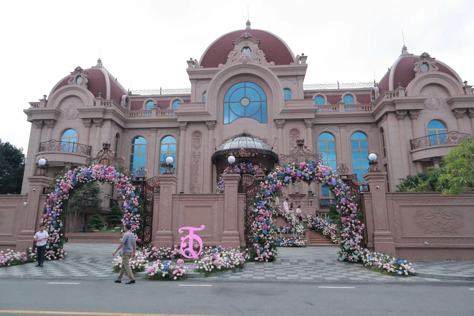 Đám cưới hé lộ dinh thự Đám cưới hé lộ dinh thự