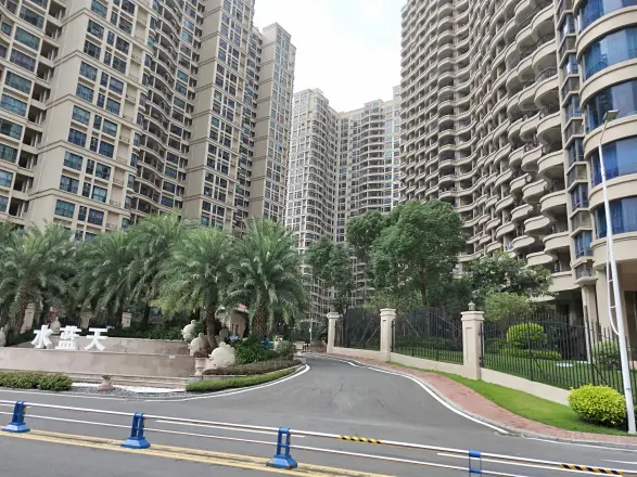 Doanh nhân 300 căn chung cư trị giá 671 tỷ đồng để cải tạo thành khu nghỉ dưỡng, người dân xung quanh nộp đơn khiếu nại: "Ông không được phép làm vậy"- Ảnh 2. Doanh nhân 300 căn chung cư trị giá 671 tỷ đồng để cải tạo thành khu nghỉ dưỡng, người dân xung quanh nộp đơn khiếu nại: "Ông không được phép làm vậy"- Ảnh 2.