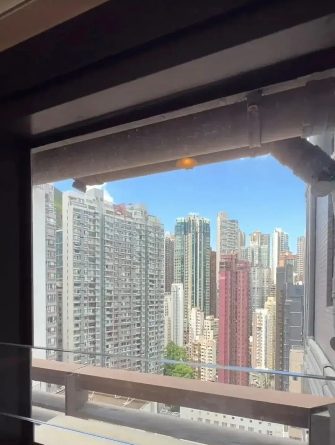 Phát nể căn hộ 3m² ở Hong Kong: Chật không nhích nổi người vẫn sống tốt, đặc biệt có toilet riêng- Ảnh 11. Phát nể căn hộ 3m² ở Hong Kong: Chật không nhích nổi người vẫn sống tốt, đặc biệt có toilet riêng- Ảnh 11.