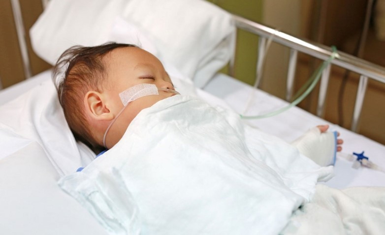 Thời tiết lạnh 'kích hoạt' virus hợp bào hô hấp gây bệnh nặng ở trẻ em, người già- Ảnh 1.