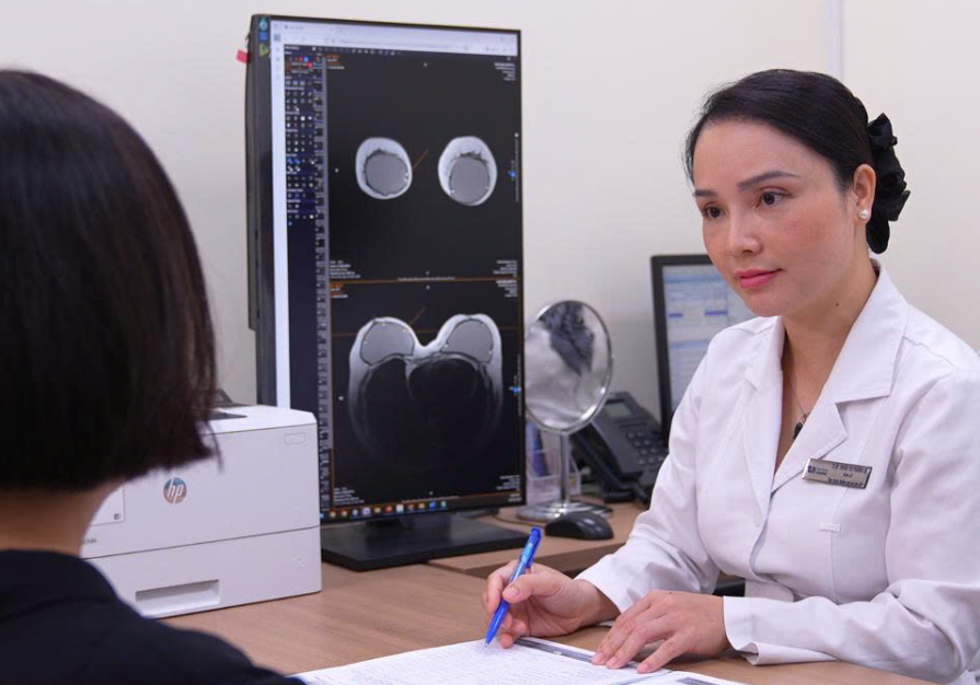 Tháo bỏ chất lạ sau nâng ngực "không xâm lấn"- Ảnh 1. Tháo bỏ chất lạ sau nâng ngực "không xâm lấn"- Ảnh 1.