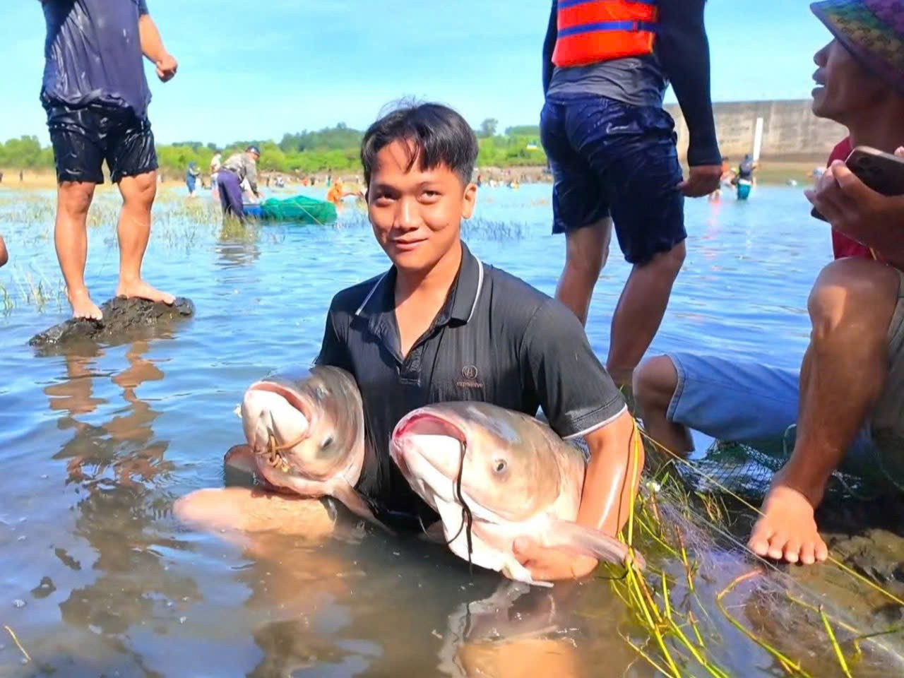 Người d&acirc;n đổ x&ocirc; v&agrave;o Thuỷ điện Trị An bắt c&aacute; khủng- Ảnh 2.