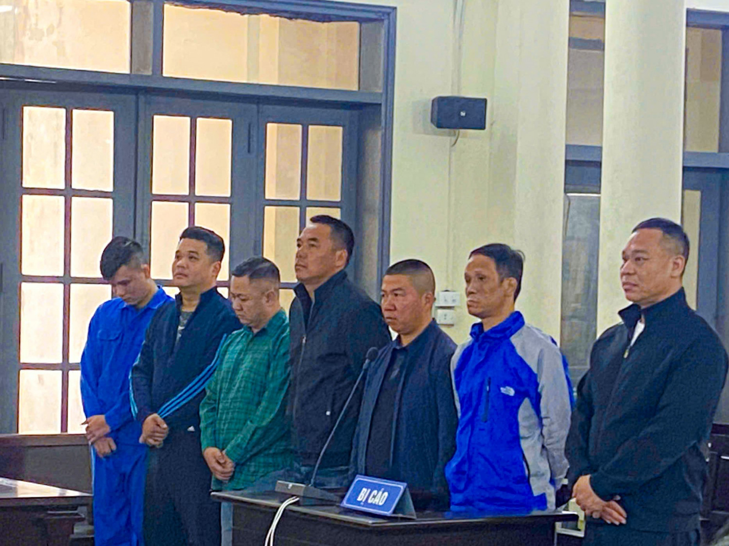 7 người đàn ông sàm sỡ, hành hung 3 cô gái trước cửa quán karaoke lĩnh án- Ảnh 1. 7 người đàn ông sàm sỡ, hành hung 3 cô gái trước cửa quán karaoke lĩnh án- Ảnh 1.