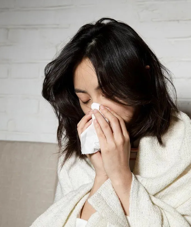 4 dấu hiệu nhỏ &iacute;t người để &yacute; nhưng l&agrave; tiếng cơ thể  đang cầu cứu, l&aacute; chắn miễn dịch 'tụt dốc' kh&ocirc;ng phanh- Ảnh 2.