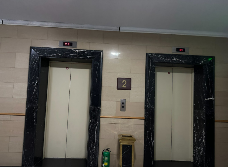 Từ chối trả hơn 4,2 triệu đồng ph&iacute; thang m&aacute;y v&igrave; sống ở tầng 1, người đ&agrave;n &ocirc;ng bị c&ocirc;ng ty BĐS kiện ra t&ograve;a vẫn khẳng định: &ldquo;T&ocirc;i kh&ocirc;ng d&ugrave;ng sao phải trả tiền&rdquo;- Ảnh 1.