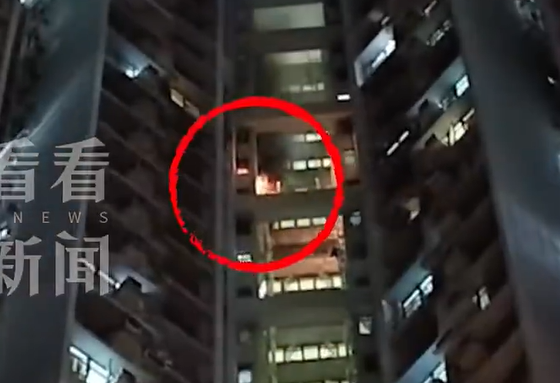 Hỏa hoạn tại một chung cư cao tầng Hong Kong (Trung Quốc), hơn 400 người mặc đồ ngủ hoảng loạn sơ t&aacute;n l&uacute;c rạng s&aacute;ng- Ảnh 1.